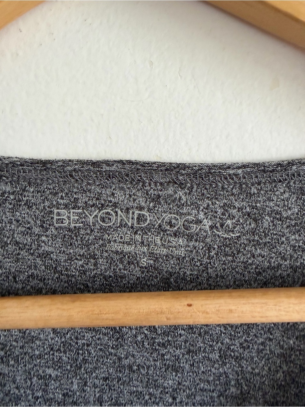 Beyond Yoga Women's Long Sleeve Scoop Neck Athletic T-Shirt size Small EUC - Picture 5 of 5